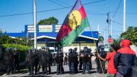 Des manifestants calédoniens indépendantistes font face à des gendarmes devant le siège de l'Union calédonienne  à Nouméa, le 19 juin 2024 
