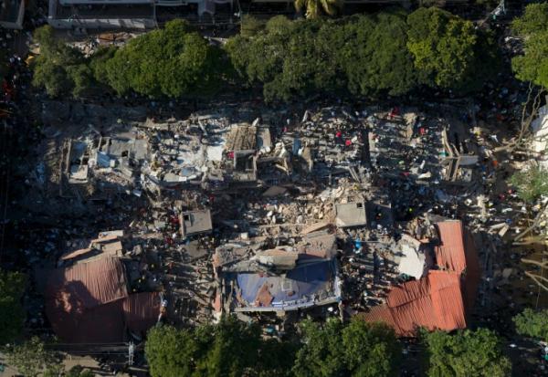 Vue aérienne de bâtiments effondrés à Cali, en Colombie, après un puissant séisme, le 10 août 2026