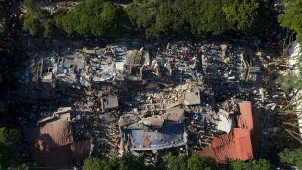 Vue aérienne de bâtiments effondrés à Cali, en Colombie, après un puissant séisme, le 10 août 2026