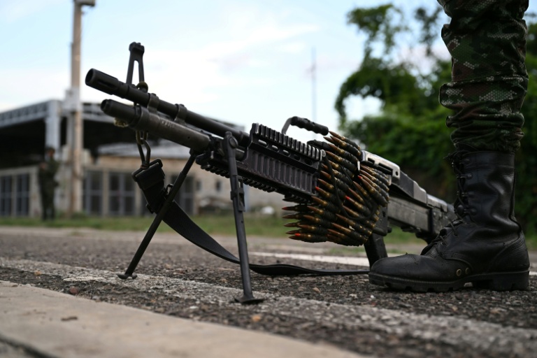 Une mitrailleuse aux pieds d'un soldat colombien à Cucuta, à la frontière avec le Venezuela, le 3 janvier 2026 
