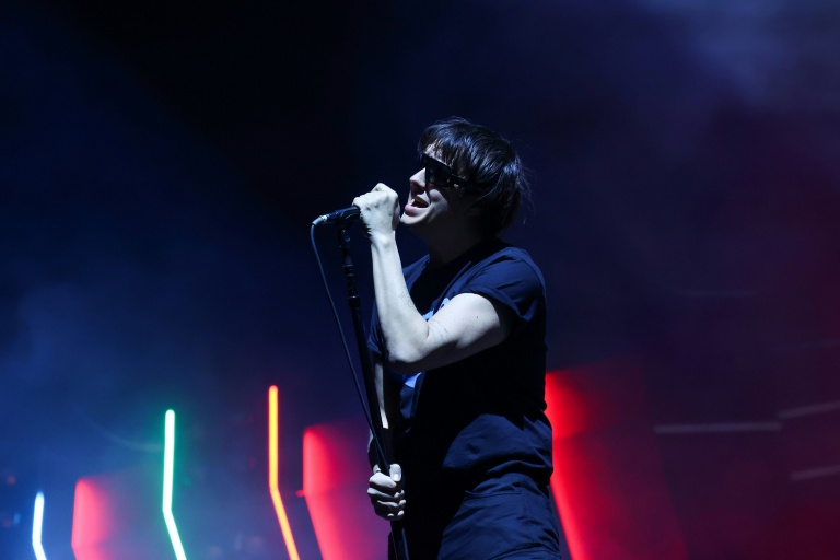 Le chanteur et compositeur américain Julian Casablancas, du groupe The Strokes, se produit sur la scène du festival de Coachella à Indio, en Californie, le 11 avril 2026
