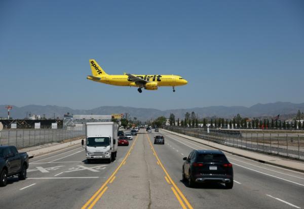 Un Airbus A320 de la compagnie aérienne américaine à bas coût Spirit Airlines atterrit à l'aéroport Hollywood Burbank, le 17 avril 2026 