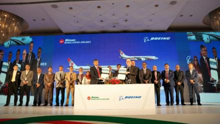 Photo diffusée par Biman Bangladesh Airlines montrant le PDG de compagnie aérienne, Kaizer Sohel Ahmed (g), et le vice-président de Boeing, Paul Righi (d), échangeant des documents après la signature d'un accord à Dacca, le 30 avril 2026 au Bangladesh