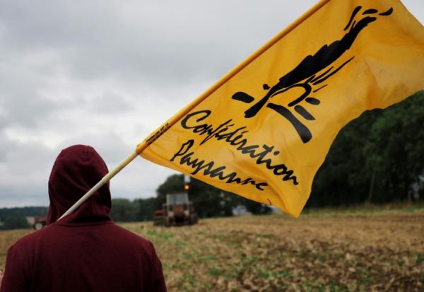 La Confédération paysanne, classé à gauche, a appelé les agriculteurs à faire "converger" les "colères" et rejoindre la mobilisation des lycéens avec leurs tracteurs, à l'image d'autres syndicats, comme la CGT, qui soutiennent le mouvement