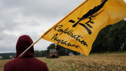 La Confédération paysanne, classé à gauche, a appelé les agriculteurs à faire "converger" les "colères" et rejoindre la mobilisation des lycéens avec leurs tracteurs, à l'image d'autres syndicats, comme la CGT, qui soutiennent le mouvement