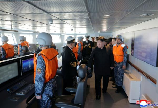 Photo prise le 12 avril 2026 et diffusée par l'agence de presse officielle nord-coréenne KCNA le 14 avril 2026, montrant un tir d'essai de missile depuis le destroyer Choe Hyon dans un lieu non divulgué en Corée du Nord