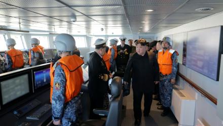Photo prise le 12 avril 2026 et diffusée par l'agence de presse officielle nord-coréenne KCNA le 14 avril 2026, montrant un tir d'essai de missile depuis le destroyer Choe Hyon dans un lieu non divulgué en Corée du Nord