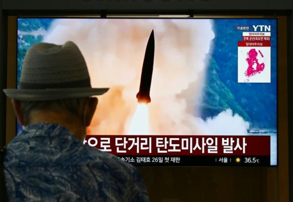 Des images d'archives d'un tir de missile nord-coréen diffusées lors d'un reportage sur un écran dans une gare de Séoul, le 6 août 2026