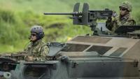 Des soldats japonais participent à un exercice de tir réel, en juin