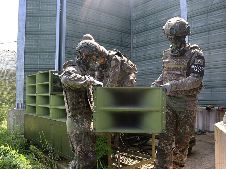 Image fournie par le ministère de la Défense sud-coréen le 4 août 2025 de soldats démontant les haut-parleurs situés à la frontière avec la Corée du Nord