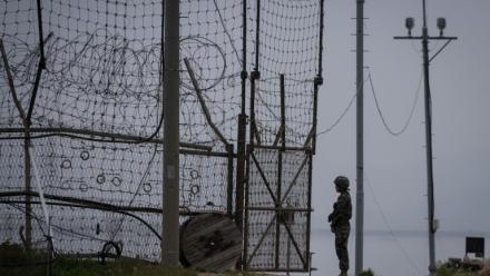 Un soldat sud-coréen monte la garde devant une ouverture de la clôture de la DMZ, à Gyodong, le 9 mai 2017