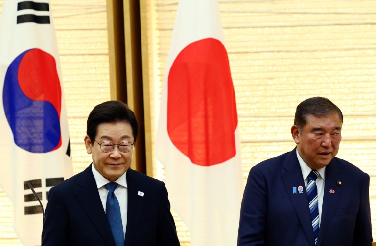 Le président sud-coréen Lee Jae Myung (gauche) reçu par le Premier ministre japonais Shigeru Ishiba à Tokyo le 23 août 2025 