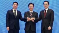Le président Lee Jae Myung (c) scelle d'une poignée de main un plan public-privé de 1.200 milliards de dollars pour les puces et l'IA, à Séoul, le 29 juin 2026