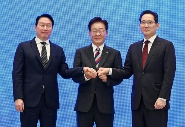 Le président Lee Jae Myung scelle d'une poignée de main un plan public-privé de 1.200 milliards de dollars pour les puces et l'IA.
