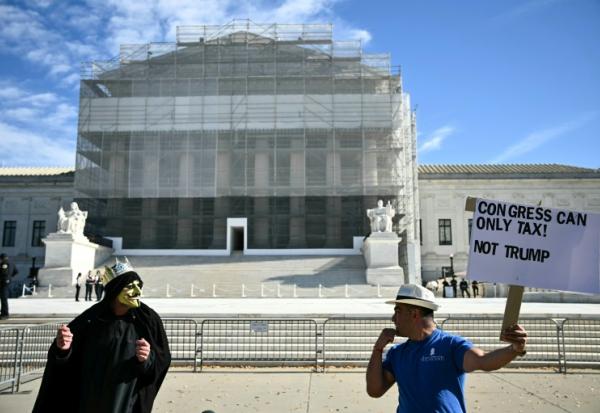 Des manifestants hostiles aux droits de douane imposés par le président américain Donald Trump, devant la Cour suprême des Etats-Unis, à Washington, le 5 novembre 2025