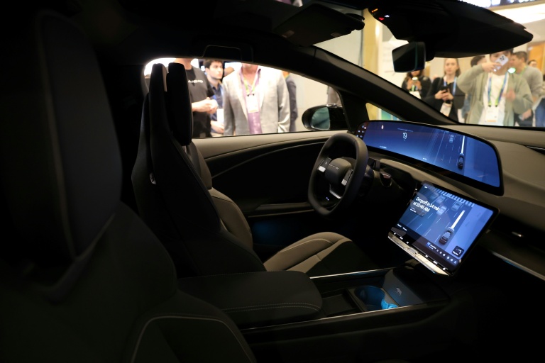 Uber, le constructeur électrique de luxe Lucid et la start-up Nuro dévoilent le 5 janvier 2026 à Las Vegas leur futur robotaxi