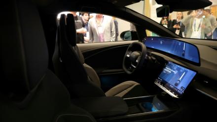 Uber, le constructeur électrique de luxe Lucid et la start-up Nuro dévoilent le 5 janvier 2026 à Las Vegas leur futur robotaxi