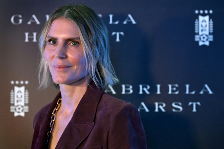 La créatrice de mode américano-uruguayenne Gabriela Hearst avant la présentation des tenues officielles de l'équipe nationale de football d'Uruguay pour la Coupe du monde 2026, au stade Centenario de Montevideo, le 2 juin 2026