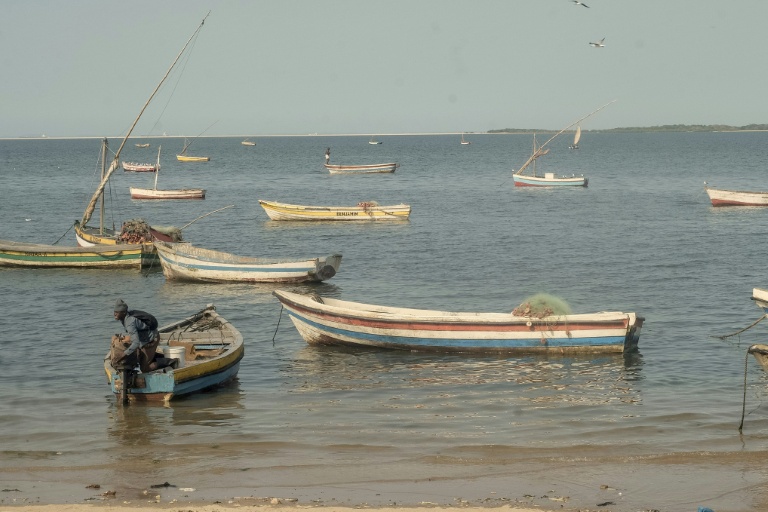 Des barques de pêche sur la Costa do Sol à Maputo (Mozambique) le 28 mai 2026