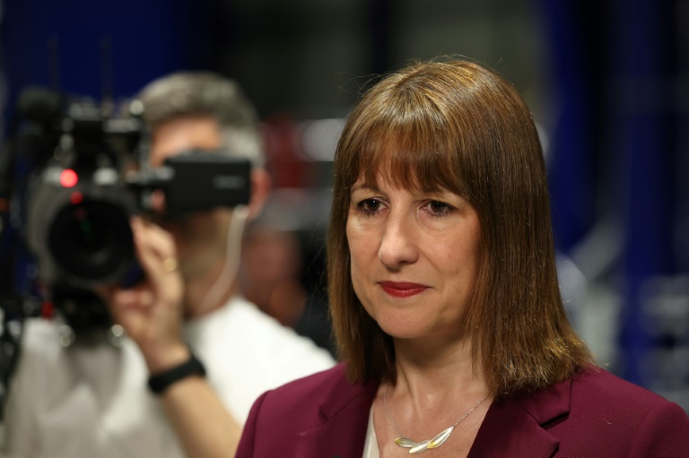 La ministre britannique des Finances Rachel Reeves lors d'une visite à l'usine Rolls Royce à Derby, dans le centre de l'Angleterre, le 15 mai 2025
