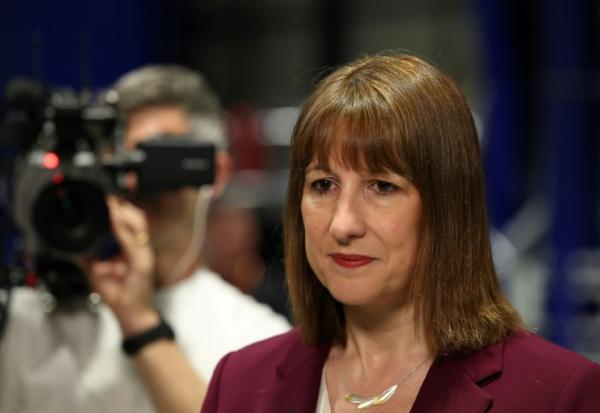 La ministre britannique des Finances Rachel Reeves lors d'une visite à l'usine Rolls Royce à Derby, dans le centre de l'Angleterre, le 15 mai 2025