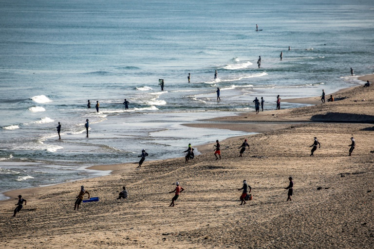 Des Palestiniens tirent leurs filets pour récupérer leurs prises sur une plage du camp de réfugiés de Nousseirat, dans le centre de la bande de Gaza, le 30 août 2025