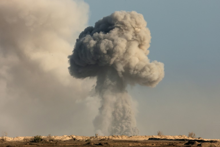 Une photo prise depuis une position près de la frontière entre Israël et la bande de Gaza montre de la fumée s'élevant lors d'une frappe israélienne sur le territoire palestinien assiégé, le 29 août 2025
