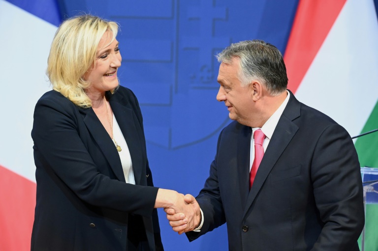 La patronne du Rassemblement national, Marine Le Pen, et Viktor Orban, alors Premier ministre hongrois, le 26 octobre 2026 à Budapest