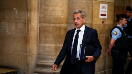 Nicolas Sarkozy arrive à son son procès en appel au Palais de justice de Paris, le 26 mai 2026