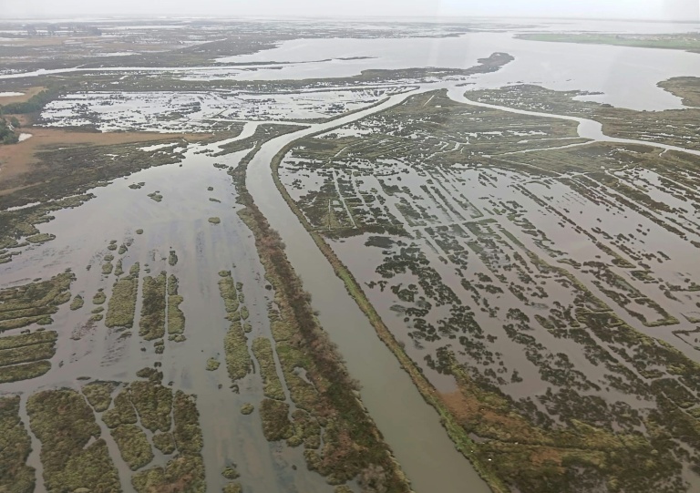 Photo prise depuis un hélicoptère, le 3 février 2026, et diffusée le 4 février 2026 par l'armée de l'air portugaise, montrant des routes et des champs inondés dans le district d'Aveiro, alors que l'agence météorologique portugaise a placé toute la côte en alerte orange à l'approche de la dépression Leonardo au-dessus de l'océan Atlantique