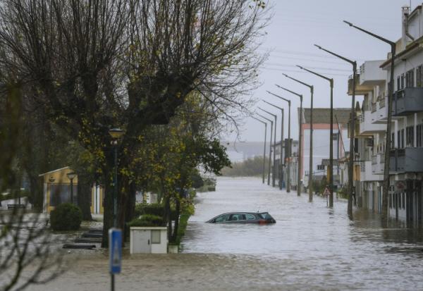 Une voiture submergée dans une rue inondée d'Alcacer do Sal lors de la Dépression Leonardo, le 4 février 2026 dans le sud du Portugal