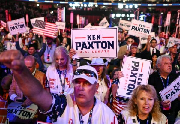 Des militants durant un discours de Ken Paxton à Dallas, au Texas le 9  septembre 2026