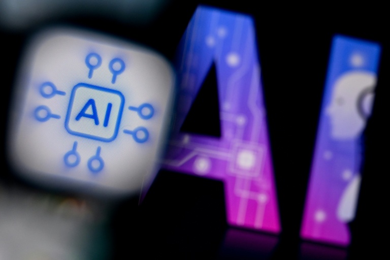 Photo montrant le logo d'une application utilisant l'intelligence artificielle sur l'écran d'un smartphone et les lettres AI sur l'écran d'un ordinateur portable à Francfort-sur-le-Main, en Allemagne le 26 février 2024   