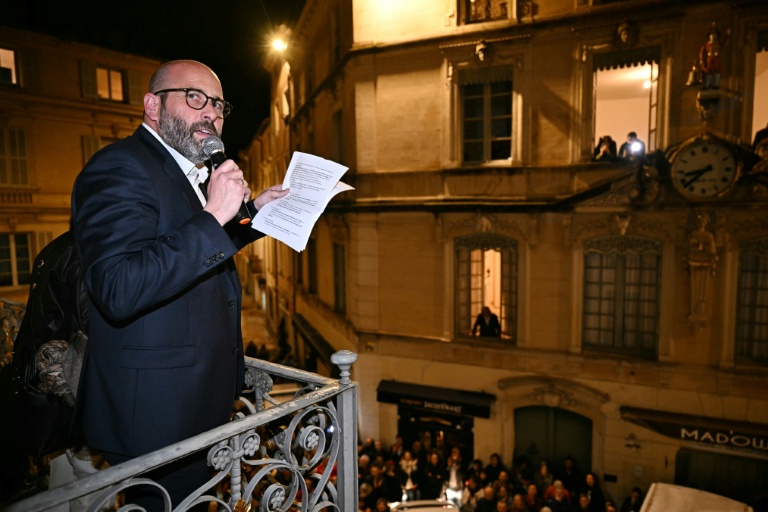 Vincent Bouget, candidat de l'Union de la gauche (hors LFI) à la mairie de Nîmes, fait une déclaration après l'annonce des résultats officiels au QG de campagne, à l'issue du 2e tour des municipales, le 22 mars 2026 à Nîmes, dans le Gard