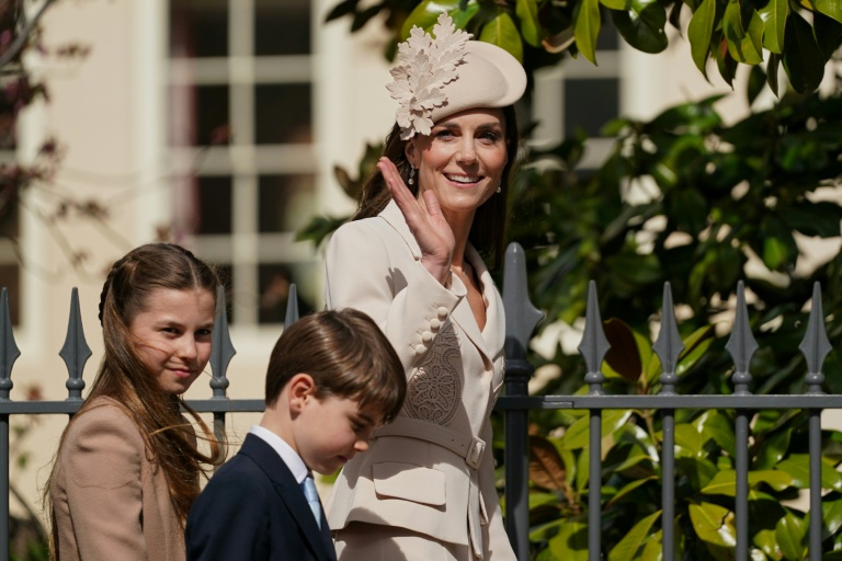 (GàD): la princesse Charlotte, le prince Louis et la princesse Catherine quittent la chapelle Saint-Georges de Windsor après la messe de Pâques, le 5 avril 2026 