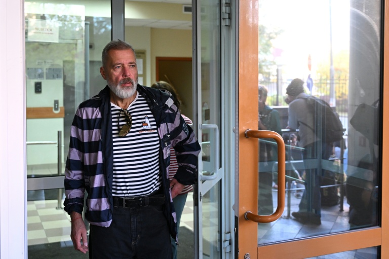 Dmitri Mouratov, rédacteur en chef du journal Novaïa Gazeta, prix Nobel de la paix, quitte un tribunal de Moscou où comparait Lida Moniava, fondatrice d'une organisation caritative, accusée de 