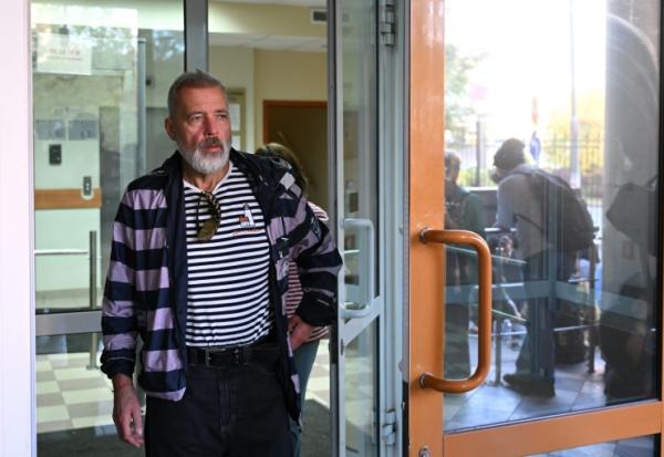 Dmitri Mouratov, rédacteur en chef du journal Novaïa Gazeta, prix Nobel de la paix, quitte un tribunal de Moscou où comparait Lida Moniava, fondatrice d'une organisation caritative, accusée de "diffusion de fausses informations", le 3 septembre 2026