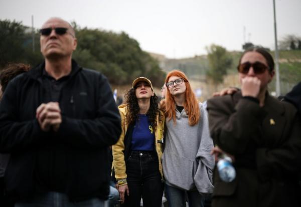 Des Israéliens assistent aux funérailles de l'otage Ran Gvili, à Meitar, le 28 janvier 2026