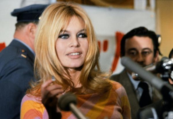 L'actrice française Brigitte Bardot donne une conférence de presse en décembre 1965 à Hollywood 