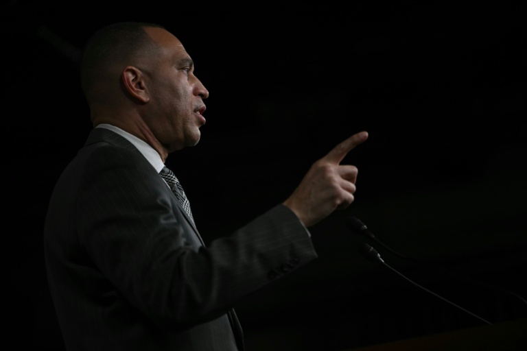 Le chef de la minorité démocrate à la Chambre américaine des représentants, Hakeem Jeffries, donne une conférence de presse au Capitole de Washington, le 2 février 2026