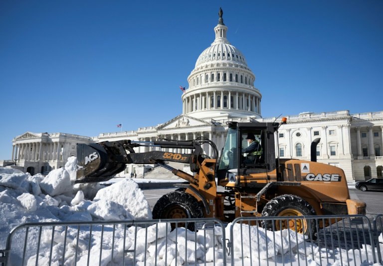 Une pelleteuse dégage de la neige devant le Capitole de Washington, le 2 février 2026
