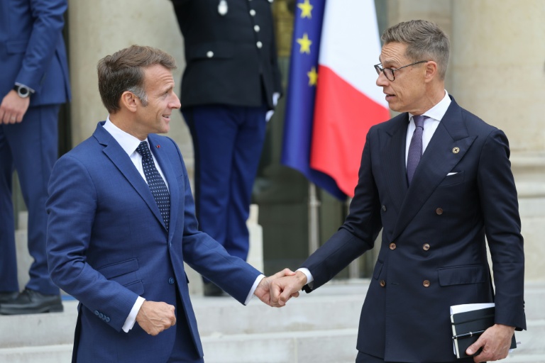 Le président français Emmanuel Macron, à gauche, avec à sa droite le président finlandais Alexander Stubb, le 10 septembre 2026, à Paris