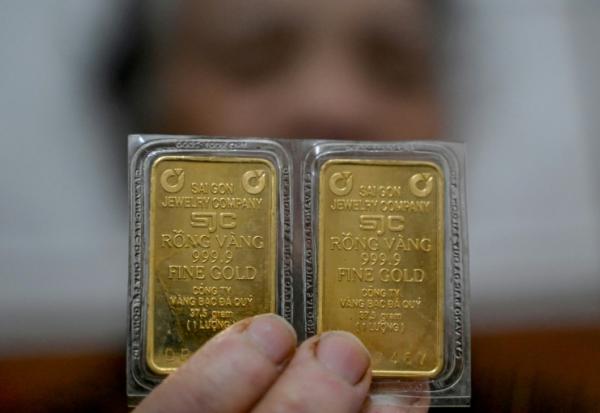 Une femme présentant deux taëls d'or (75g) à Hanoï, au Vietnam, le 27 janvier 2026