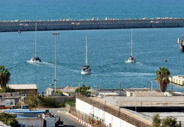 Des bateaux de la flottille pour Gaza interceptés par les forces navales israéliennes, arrivent dans le port d'Ashdod, dans le sud d'Israël, le 2 octobre 2025