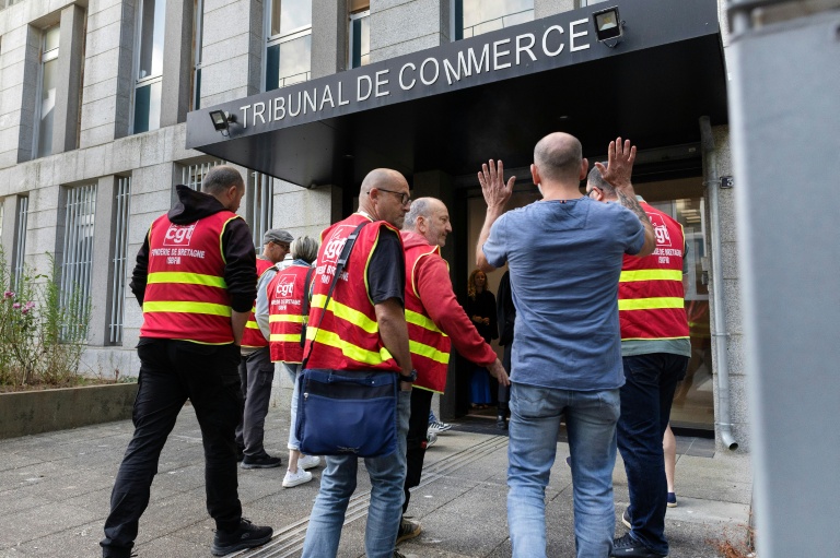 Des syndicalistes de la CGT de la Fonderie de Bretagne (FDB) pénètrent dans le tribunal de commerce de Lorient, dans le Morbihan, en France, le 3 juillet 2026
