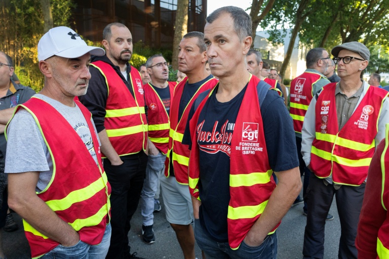 Des syndicalistes CGT de la Fonderie de Bretagne (FDB) devant le tribunal de commerce de Lorient, le 3 juillet 2026