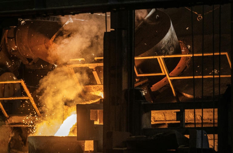 Du métal en fusion dans une cuve à la Fonderie de Bretagne, à Caudan (Morbihan), le 14 mai 2025
