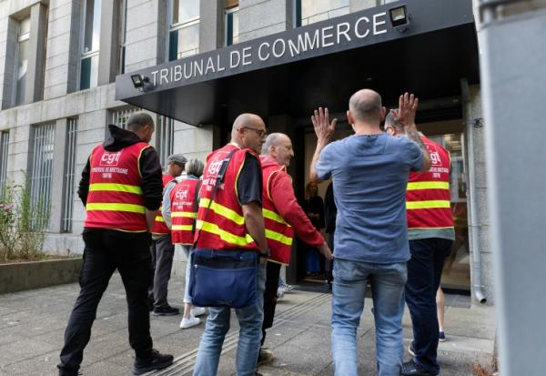 Des syndicalistes de la CGT de la Fonderie de Bretagne (FDB) pénètrent dans le tribunal de commerce de Lorient, dans le Morbihan, en France, le 3 juillet 2026