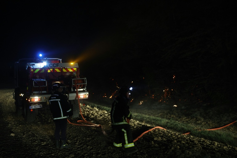 Des pompiers luttent contre un incendie dans la forêt de Fontainebleau, à Noisy-sur-Ecole, le 13 juillet 2026 en Seine-et-Marne