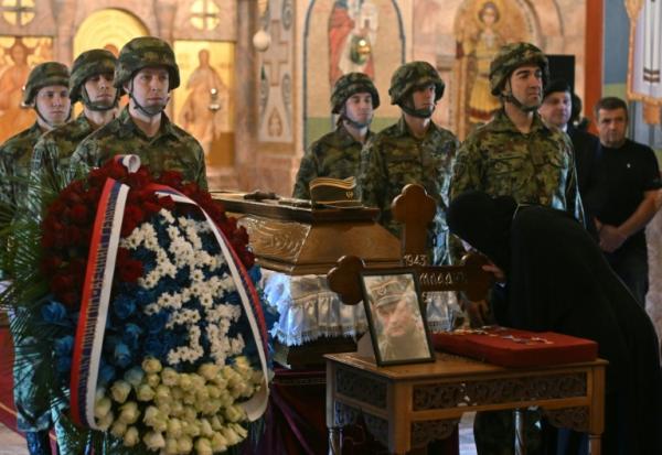 Des membres des forces armées serbes encadrent le cercueil de Ratko Mladic lors de l'hommage public à l'église Saint Luka de Belgrade, le 7 septembre 2026 en Serbie